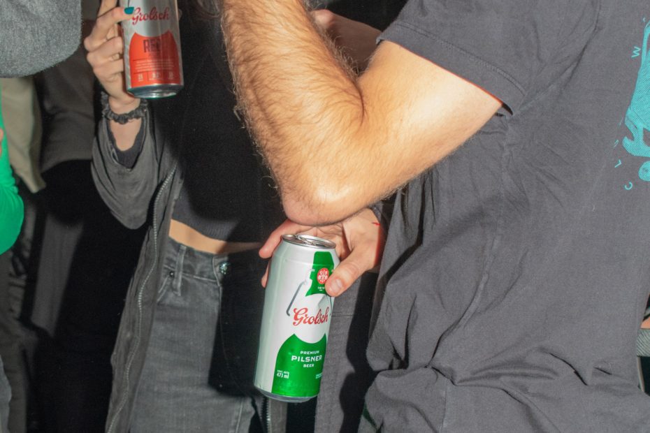 Personas con cerveza grolsch en la mano